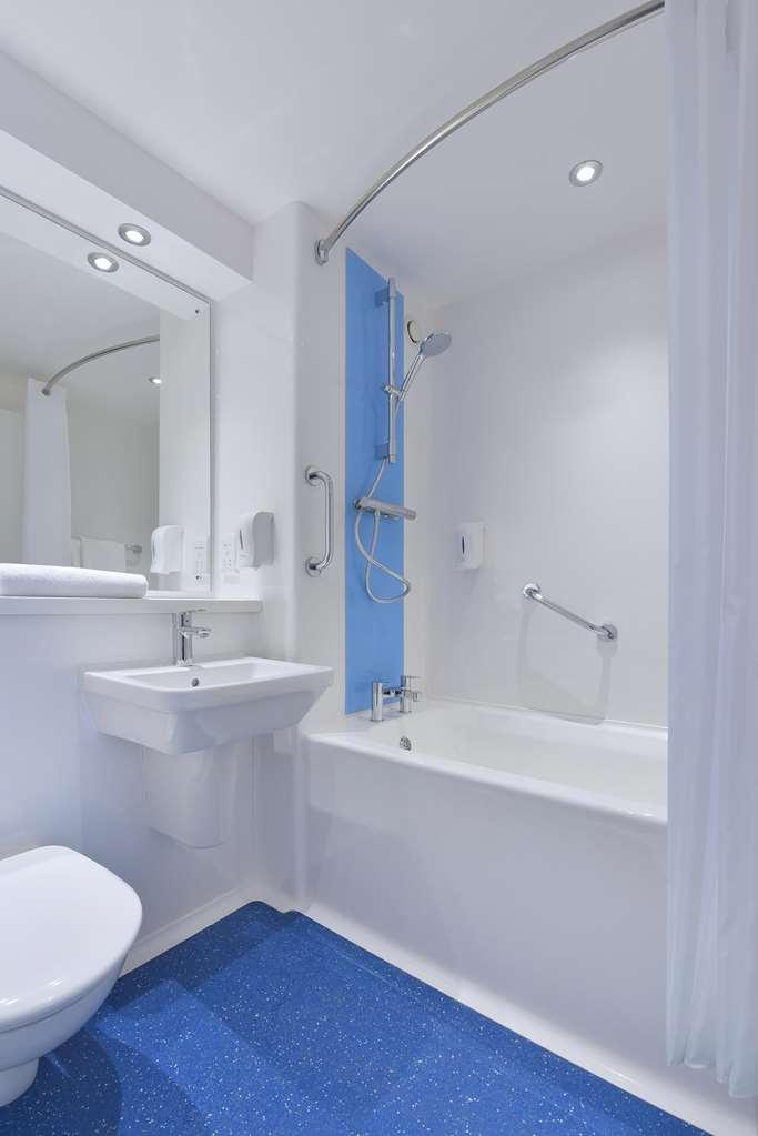 Travelodge Caerphilly Habitación foto